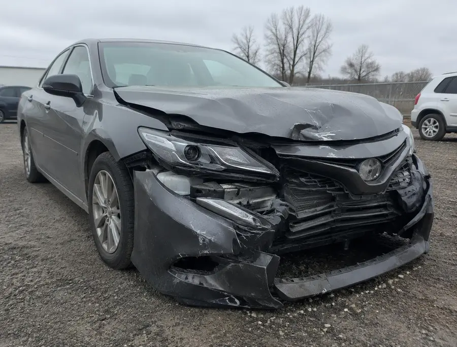 Voiture accidentée à l'avant prête à être rachetée