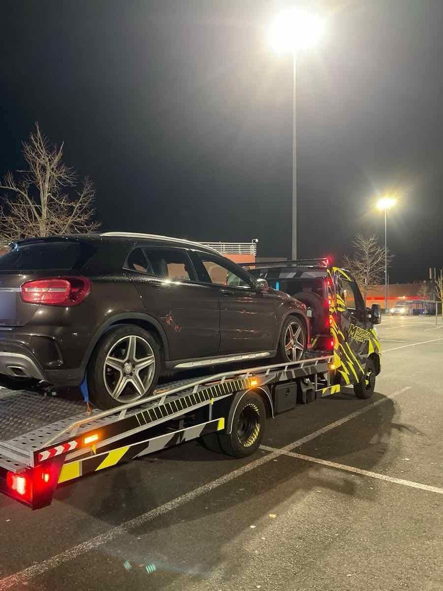 Dépanneur chargeant une voiture en panne sur un plateau