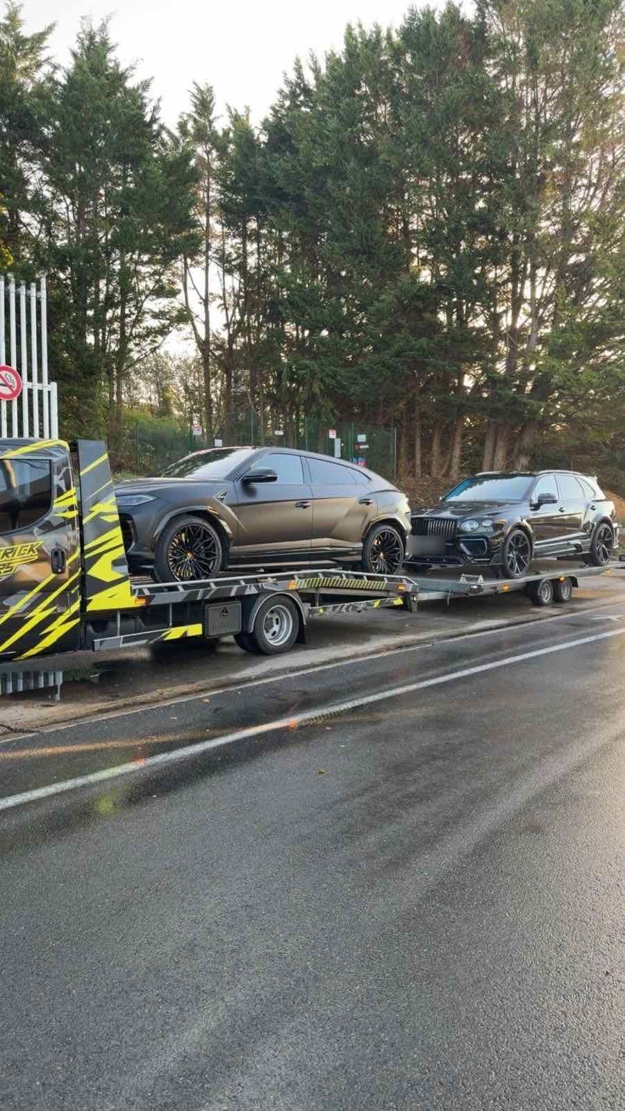 Porte-voitures MAVERICK MOTORS transportant une Lamborghini Urus et une Bentley Bentayga
